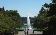Drumheller Fountain at the University of Washington, with Mount Rainier behind
